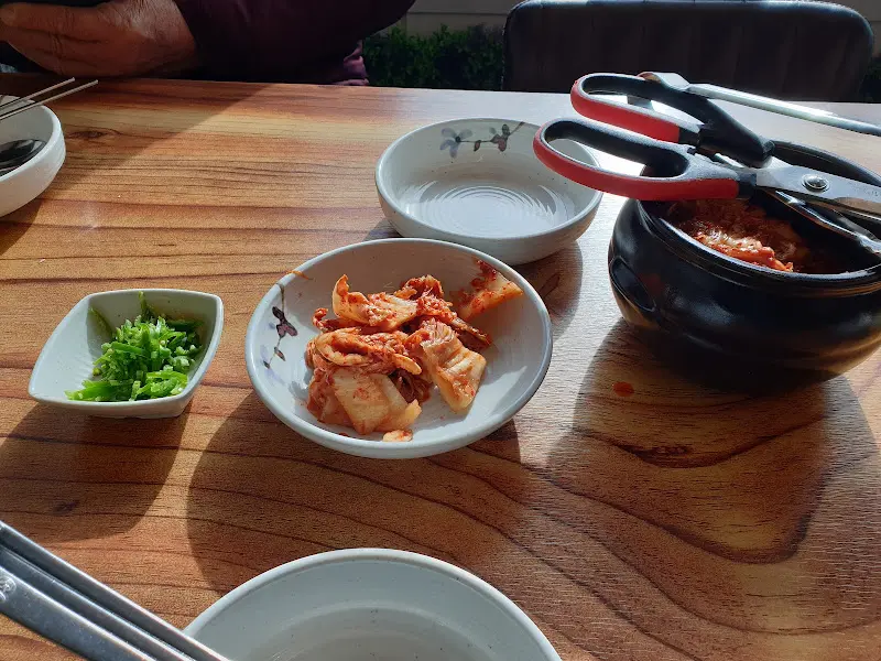 김치가 담긴 작은 접시와 테이블