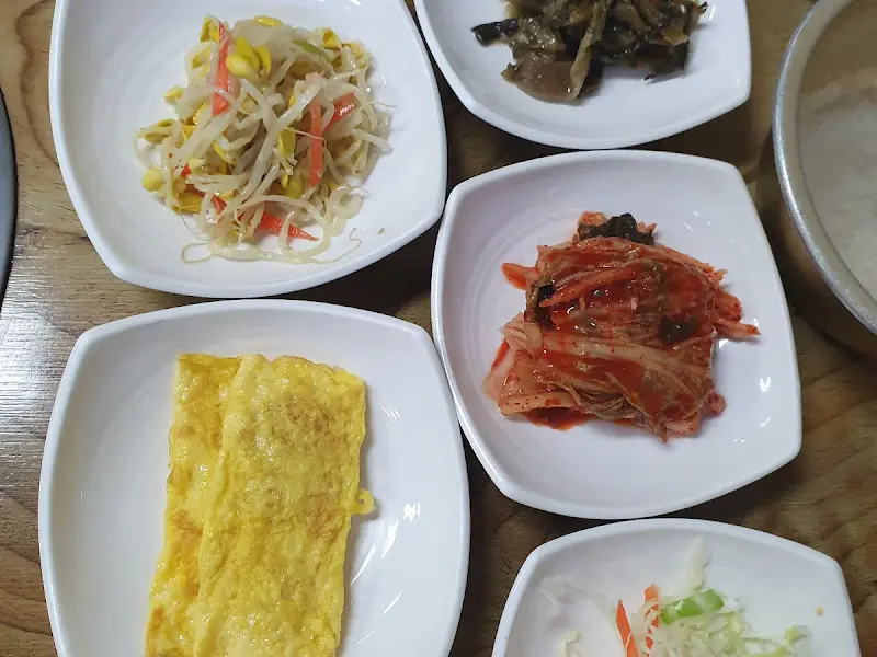 정갈하게 담긴 여러 종류의 반찬들