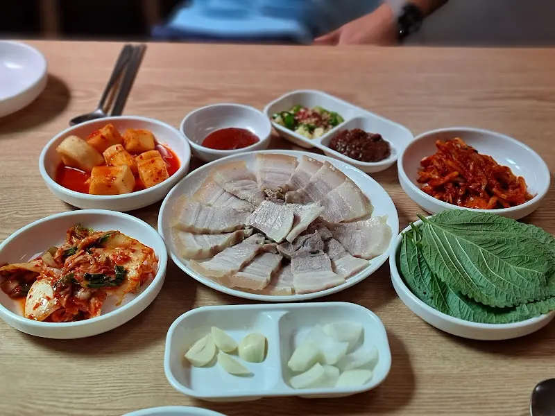 수육과 김치, 쌈 채소 등 다양한 곁들임 메뉴