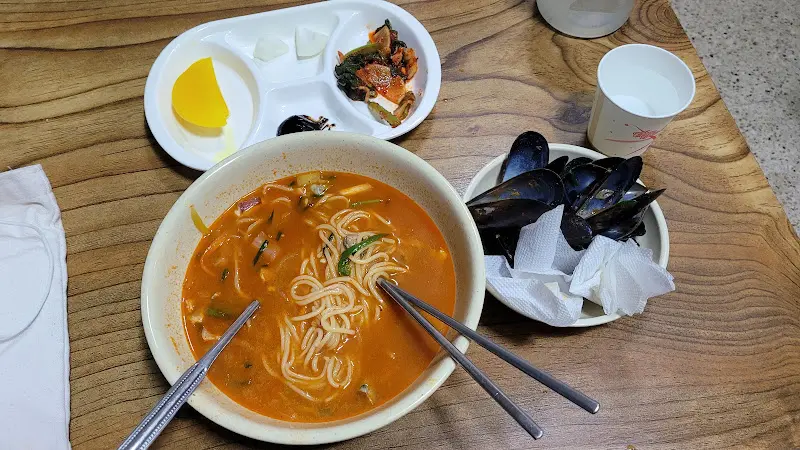 테이블 가득 차려진 푸짐한 음식 사진