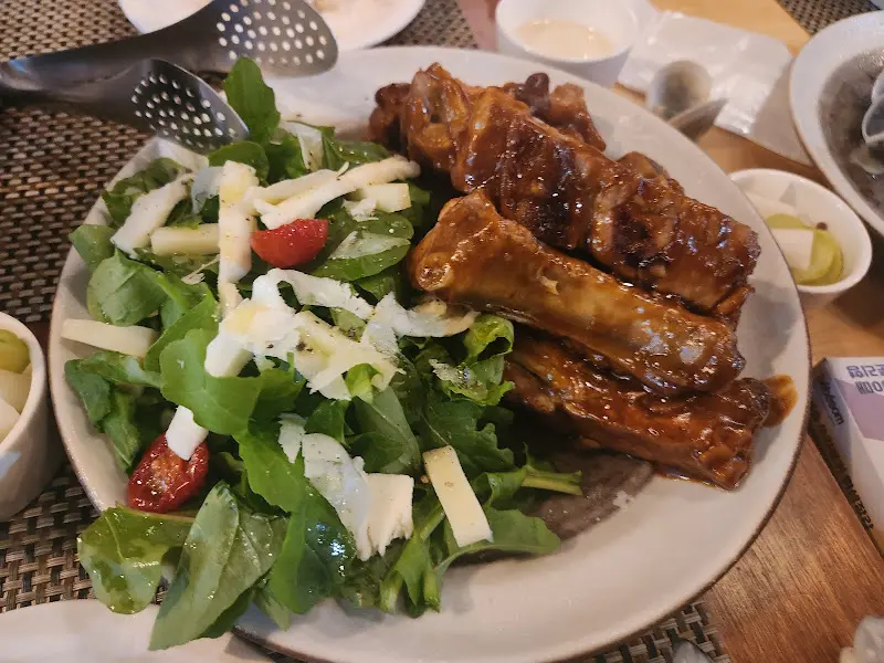 매콤달콤한 양념이 매력적인 [음식 이름]