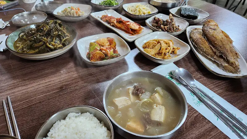 [상호명]에서 제공되는 다양한 반찬들