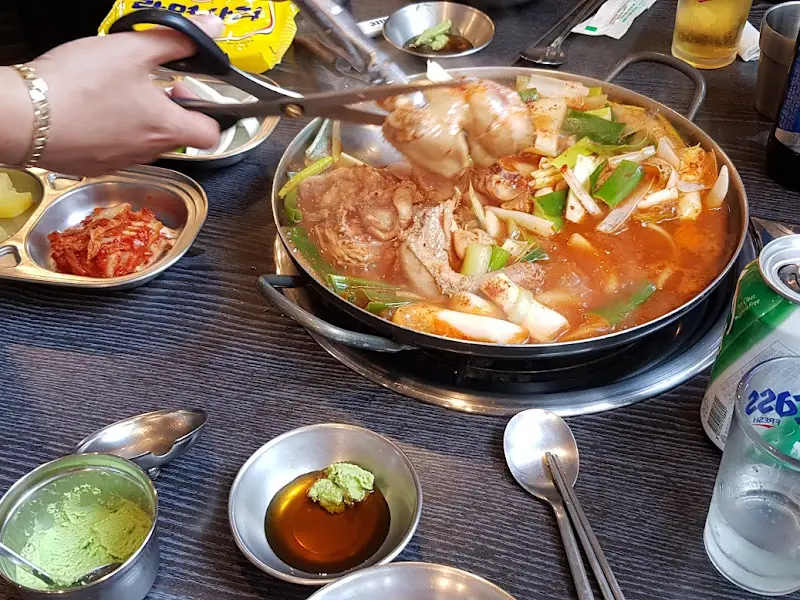 닭갈비 자르는 모습