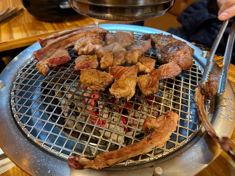 숯불 위에서 맛있게 익어가는 양갈비