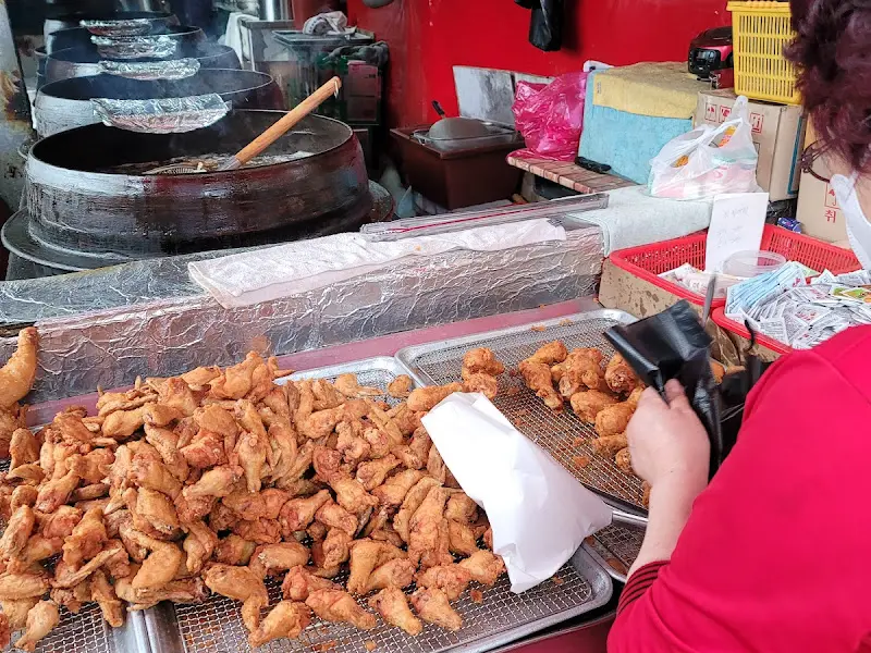 끊임없이 튀겨지는 닭