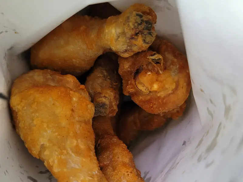 종이 봉투에 담긴 닭다리