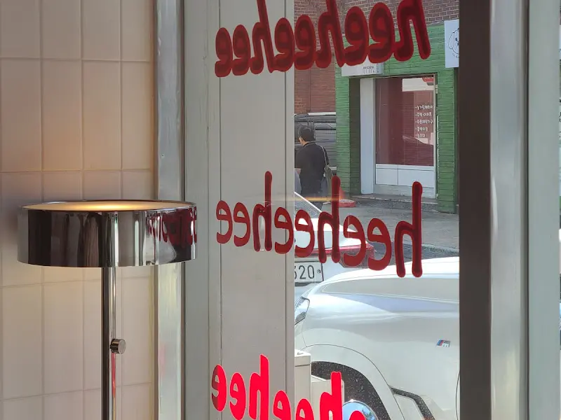 heeheehee 매장 유리창에 적힌 상호