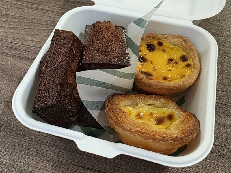 포장된 에그타르트와 휘낭시에