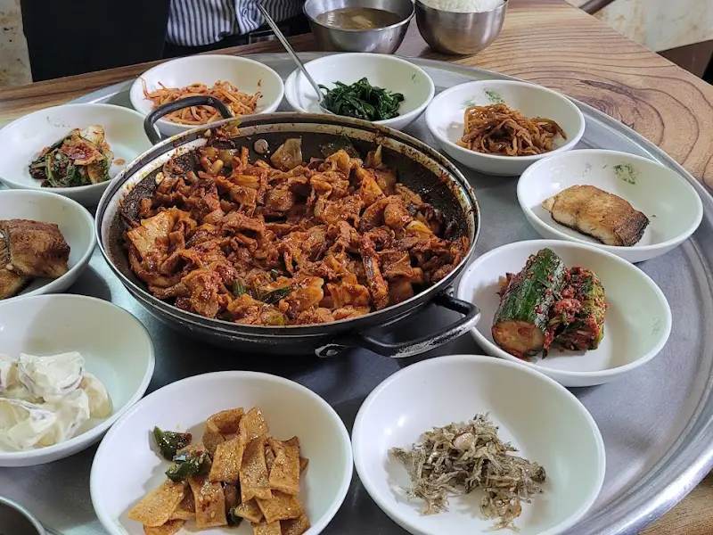 푸짐한 오징어볶음 한 상 차림