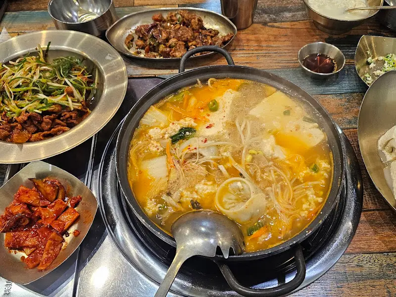 두부전골과 제육볶음, 푸짐한 한 상 차림