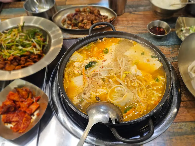 푸짐한 두부전골 한 상 차림