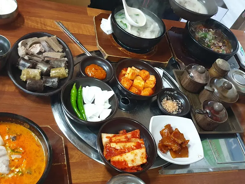 순대, 부속고기, 깍두기가 함께 놓인 테이블 사진