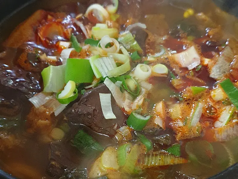 얼큰이 순대국의 클로즈업 사진