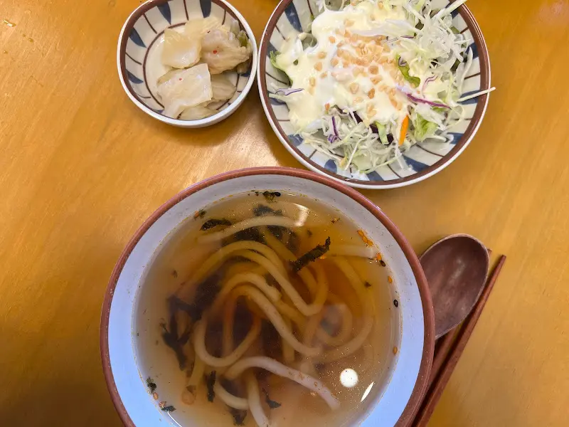 기본으로 제공되는 샐러드와 장국