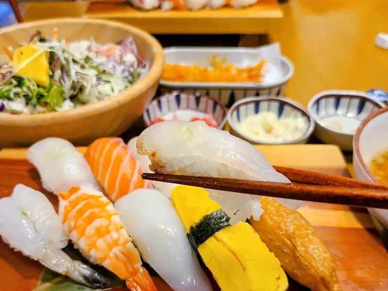 젓가락으로 초밥을 들어올리는 모습