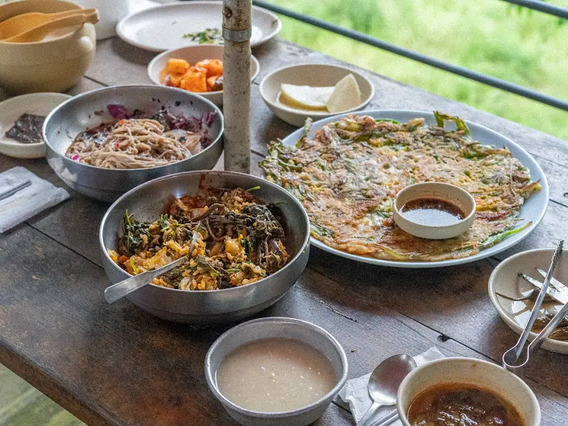 막국수, 파전, 동동주 한 상 차림