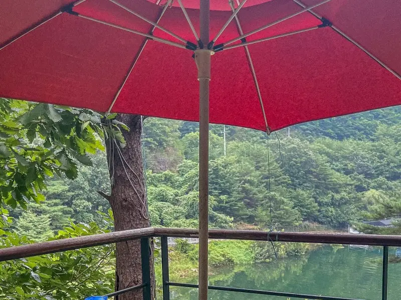 호수 뷰가 보이는 야외 테이블