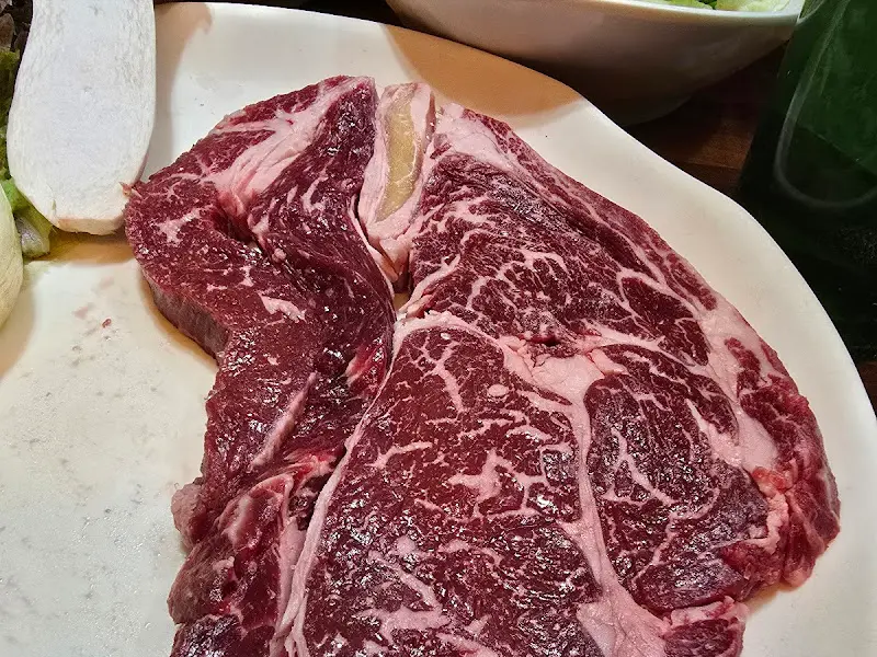 육즙 가득한 한우 구이