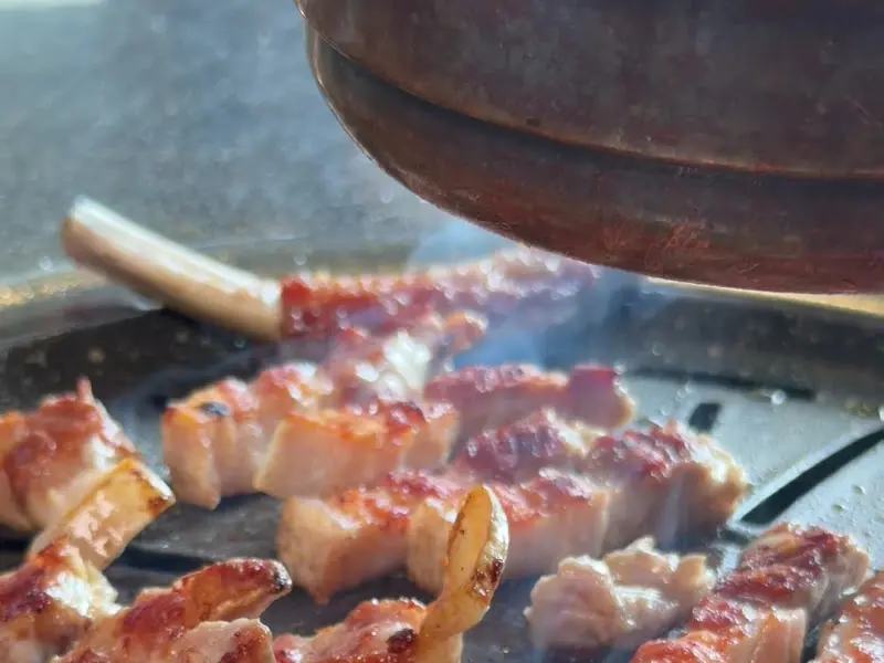 숯불 위에서 익어가는 흑돼지
