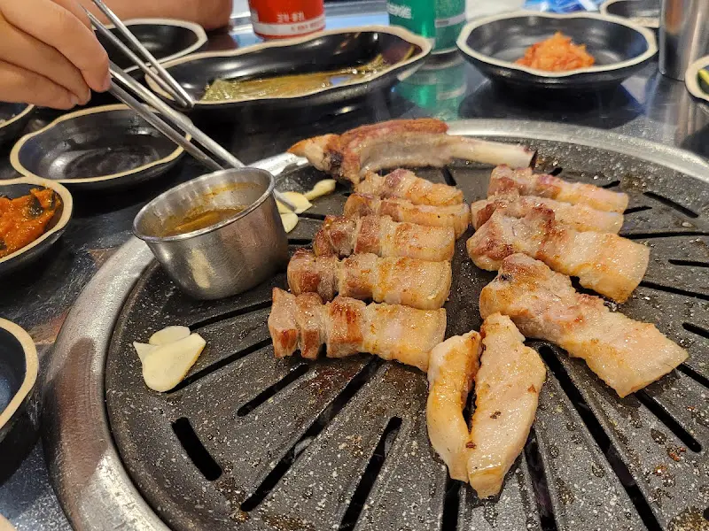 잘 구워진 흑돼지