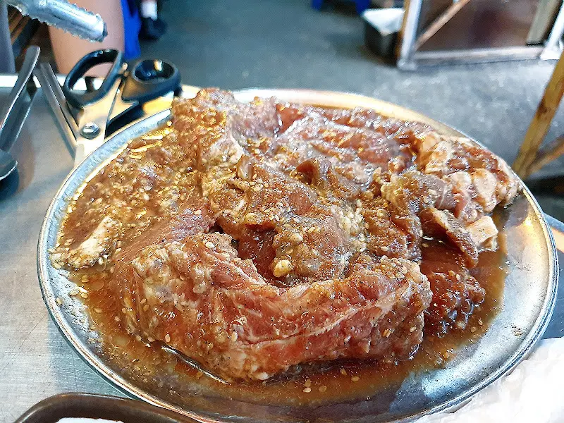 윤기가 흐르는 돼지갈비