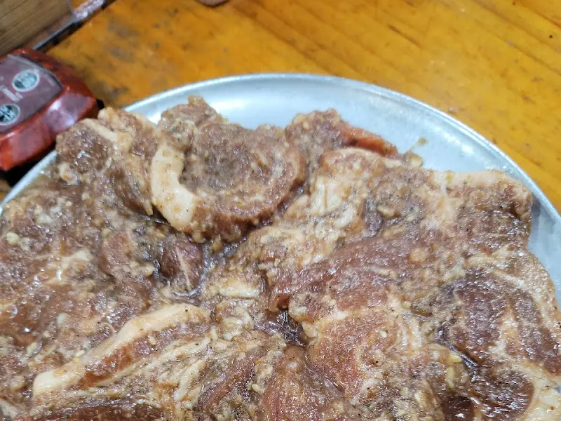 양념에 푹 절여진 돼지갈비