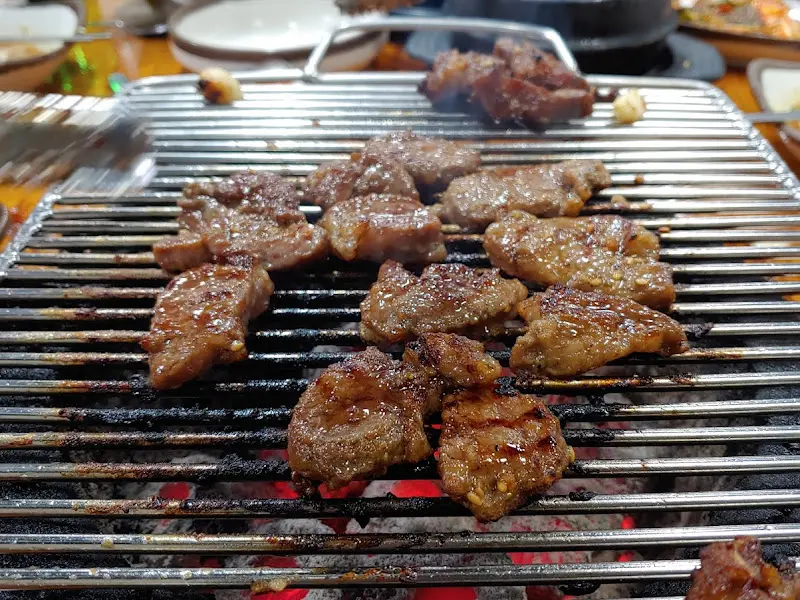 숯불 위에서 구워지는 돼지갈비