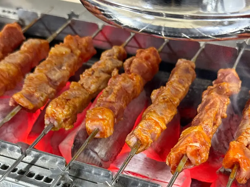 숯불 위에서 익어가는 양꼬치