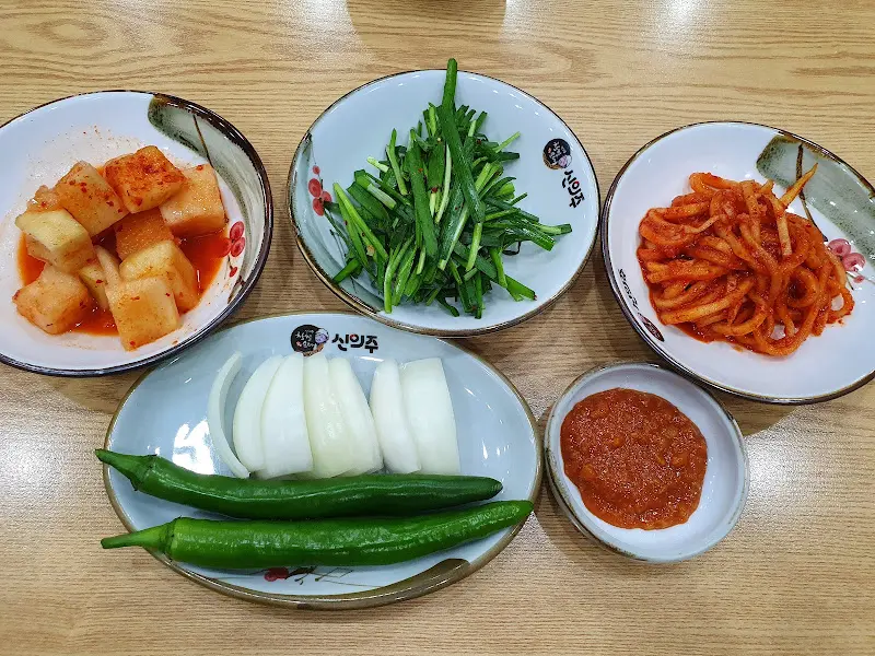 정갈하게 담겨 나온 반찬들