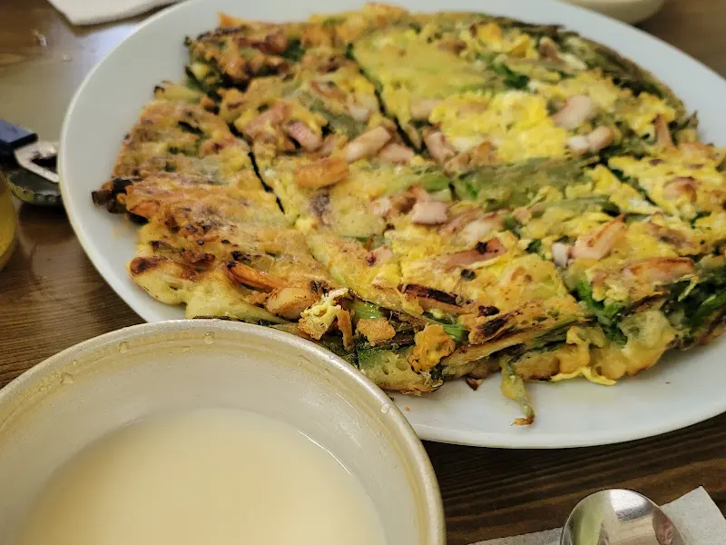 노릇하게 구워진 해물파전