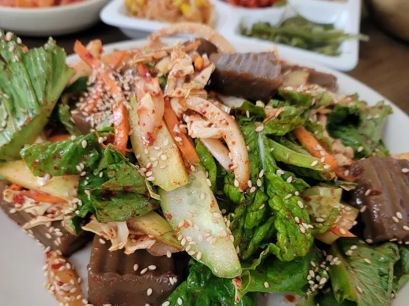 참깨가 듬뿍 뿌려진 도토리묵 무침