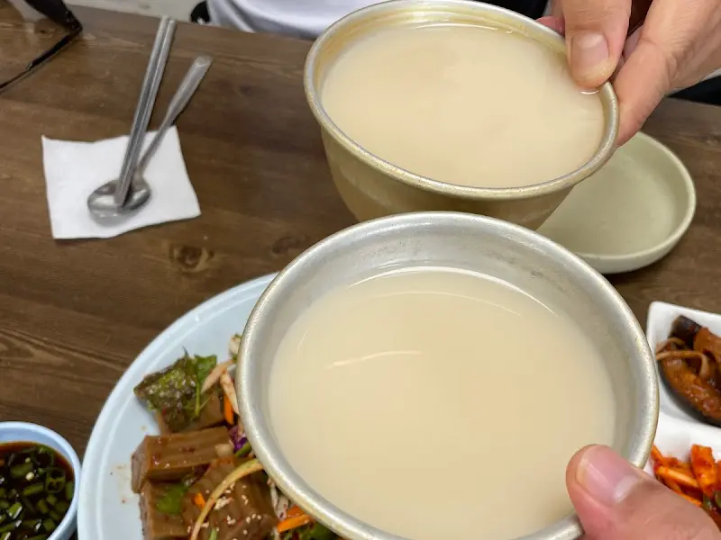 막걸리 잔을 기울이는 모습