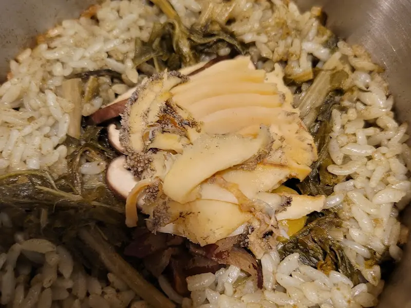 전복돌솥밥의 클로즈업 샷