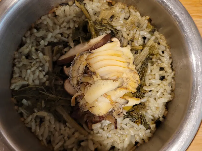 전복과 밥알의 조화가 돋보이는 전복돌솥밥