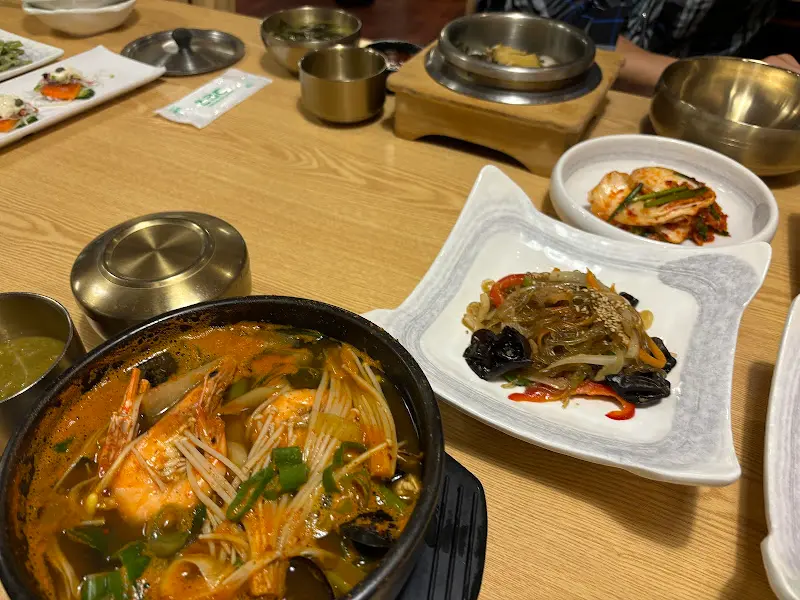 다양한 밑반찬과 해물탕