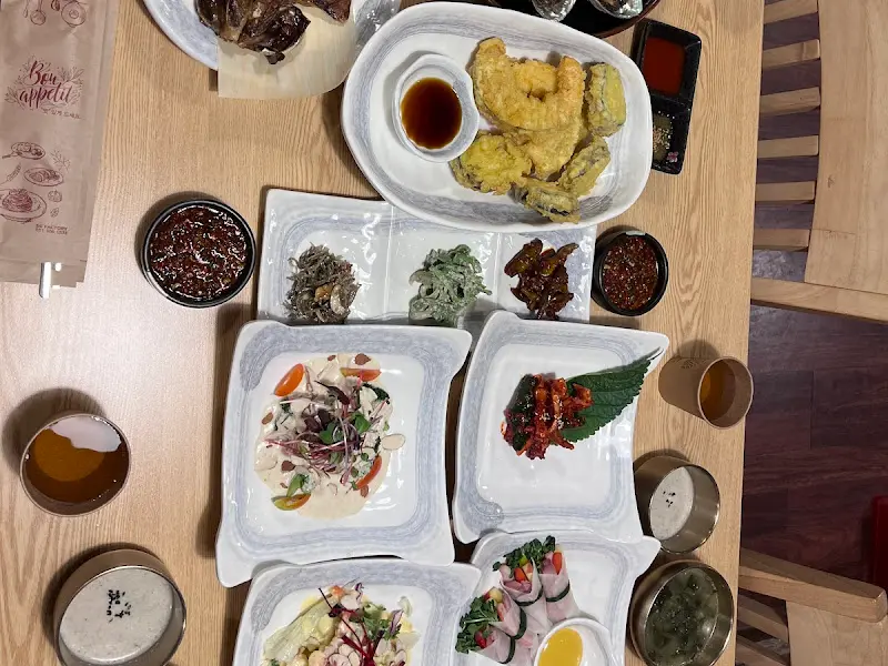 다채로운 색감의 밑반찬들