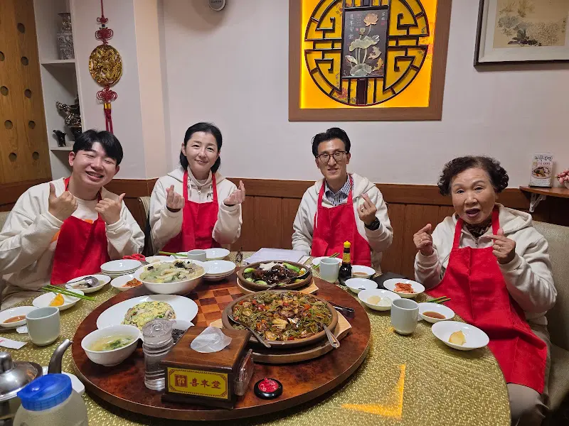 희래등에서 즐거운 시간을 보내는 가족들