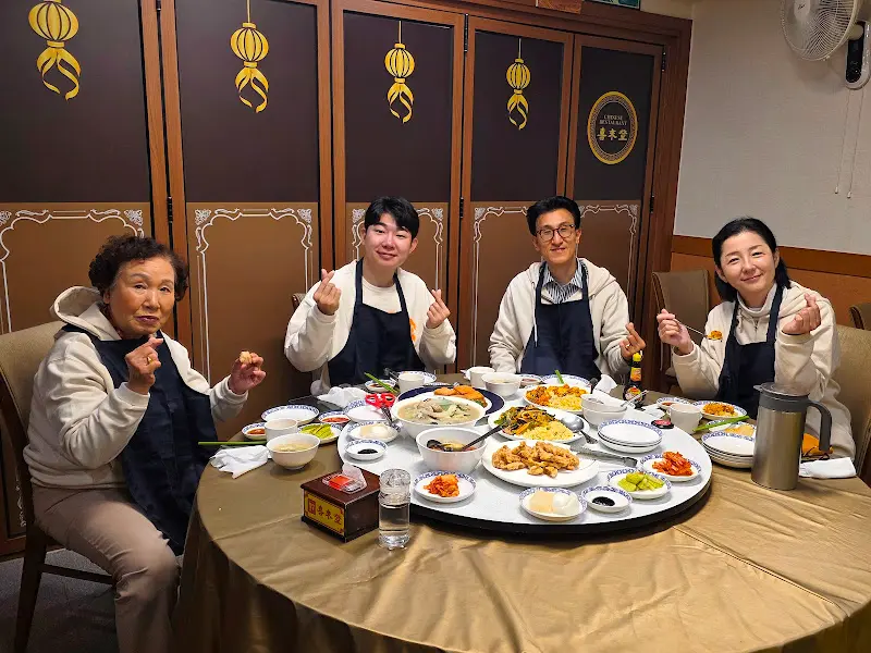 다양한 요리가 푸짐하게 차려진 테이블