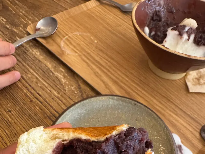 팥빙수와 팥빵 근접 촬영