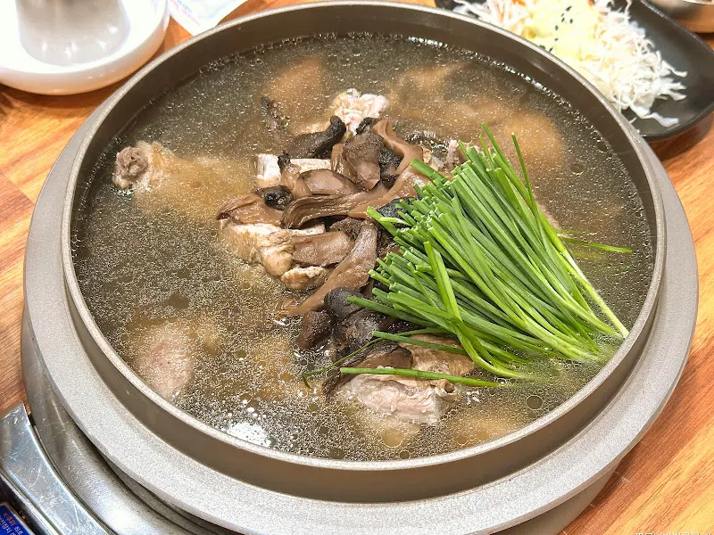 능이버섯과 오리가 듬뿍 들어간 백숙