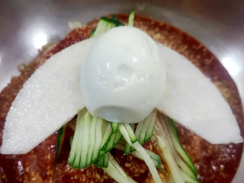 비빔냉면 계란 고명
