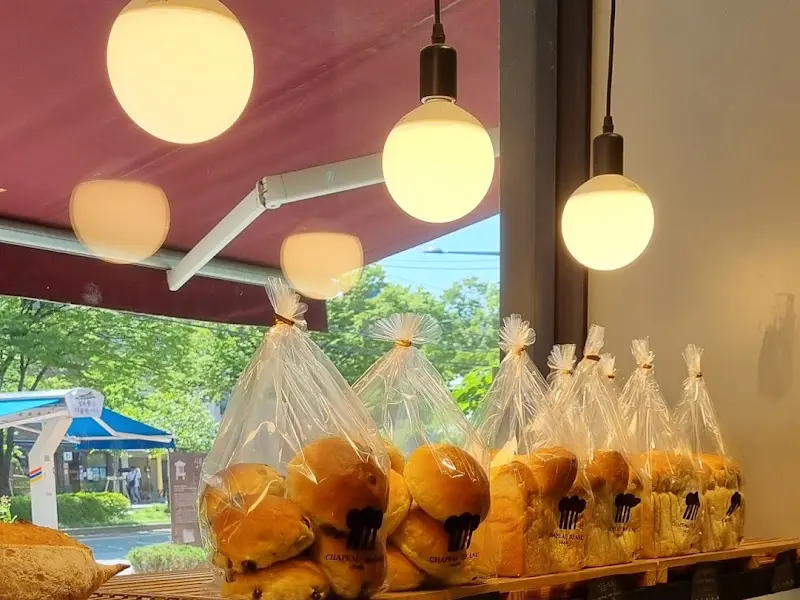 진열대 가득한 빵들