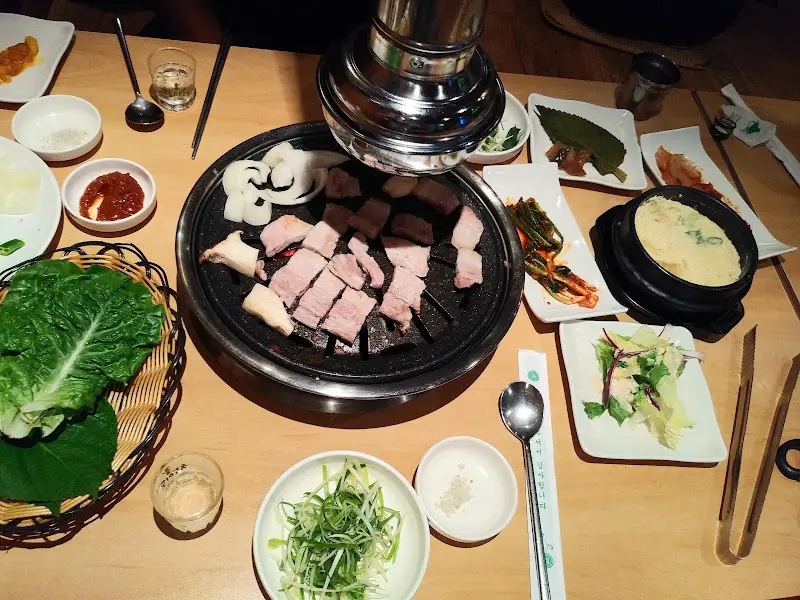 숯불에 구워지는 돼지고기