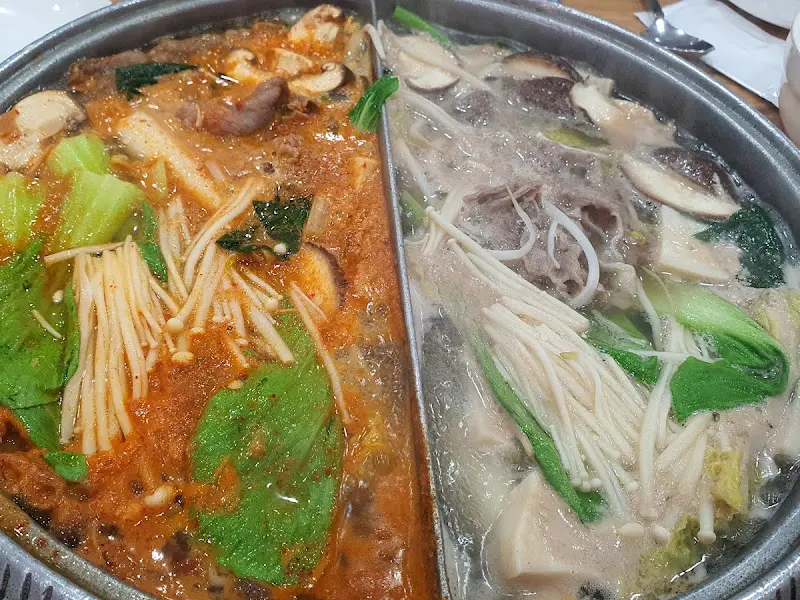 얼큰한 육수와 맑은 육수가 반반 섞인 샤브샤브