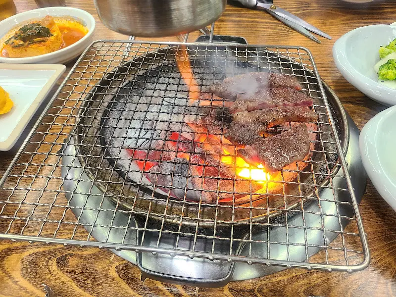 숯불 위에서 익어가는 한우