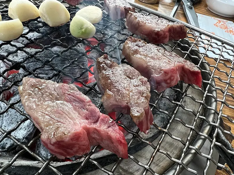 숯불 위에서 노릇노릇 익어가는 한우