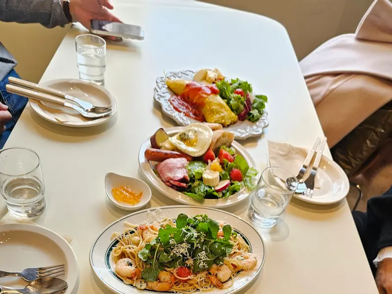 테이블 위에 놓인 파스타와 샐러드