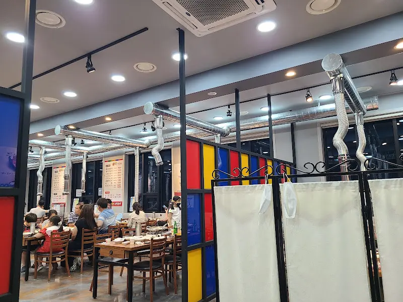 넓은 식당 내부