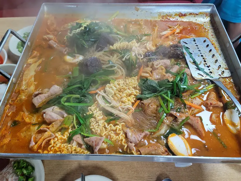 철판 가득 담긴 순대곱창볶음