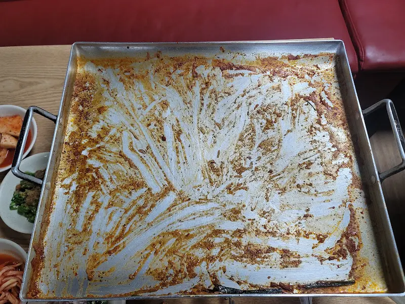볶음밥을 볶은 후 깨끗하게 비워진 철판